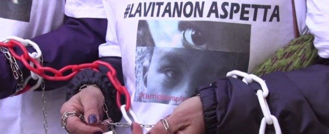 Copertina di Adozioni, genitori s’incatenano a Montecitorio: “Aspettiamo da 847 giorni i nostri figli dal Congo”