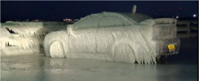 Copertina di C’è da ‘sbrinare’ una macchina. Il video dell’automobile ghiacciata a Buffalo