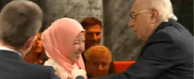 Copertina di Ballarò, Baudo prova a baciare donna musulmana. Lei: “Non posso, casomai le stringo la mano”