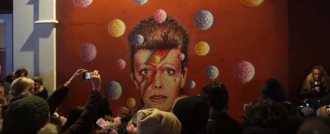 David Bowie, i fan cantano tutta la notte i successi del Duca Bianco a Brixton
