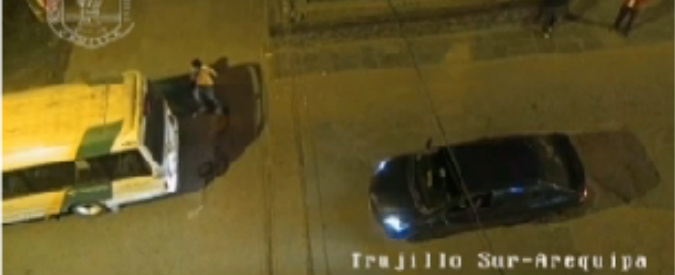 Copertina di Perù, disabile protesta perché non riesce a salire sul bus: autista lo picchia selvaggiamente