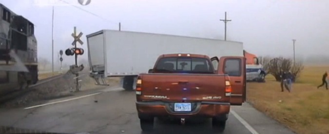 Copertina di Usa, treno travolge camion: il mezzo senza controllo investe un poliziotto