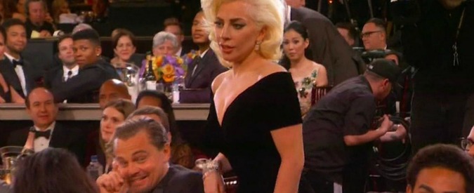 Golden Globes 2016, Lady Gaga ritira il premio e urta DiCaprio che se la rideva