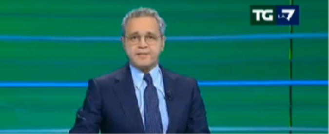 Copertina di Tg La7, Mentana senza voce in diretta: “Niente titoli, non ce la faccio”. Ma non perde l’ironia