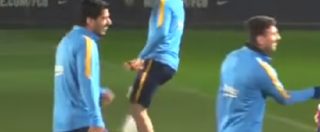 Copertina di Calcio, Messi si burla di Suarez: tunnel tra le risate dei giocatori del Barcellona