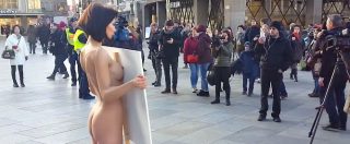 Copertina di Colonia, Milo Moiré nuda in piazza per le donne. “Anche nude non siamo prede”
