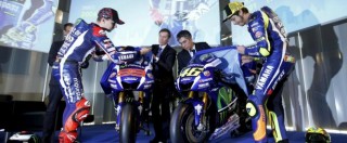 Copertina di Nuova Yamaha M1 2016, Rossi e Lorenzo fredda stretta di mano a presentazione. Vale: “Da lui mancanza di rispetto”