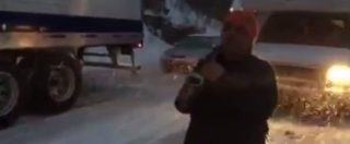 Copertina di Usa, bloccato in autostrada a causa della tempesta Jonas: il sassofonista si esibisce tra le auto
