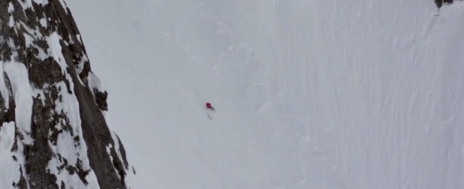 Copertina di Alaska, la sciatrice freestyler cade lungo un canalone per decine di metri: sopravvive per miracolo