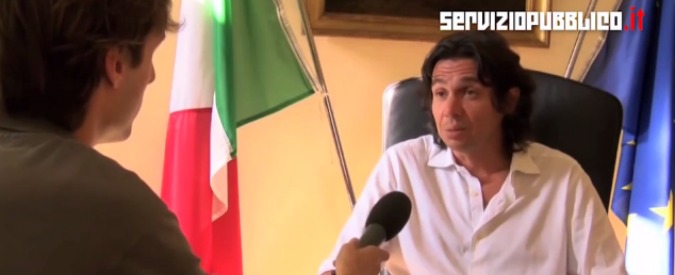 Copertina di Servizio Pubblico, ‘ndrangheta in Emilia: quando il sindaco do Brescello disse: “Il boss Aracri è gentile”