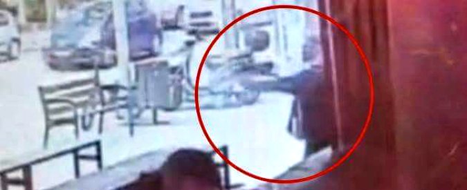 Copertina di Israele, sparatoria a Tel Aviv: “Due morti e 7 feriti”. Si segue pista del terrorismo. Colpi di mitraglietta sulla folla – Video