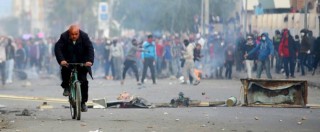 Copertina di Tunisia, la rivolta arriva nella capitale: notte di saccheggi e devastazioni. Coprifuoco notturno in tutto il paese