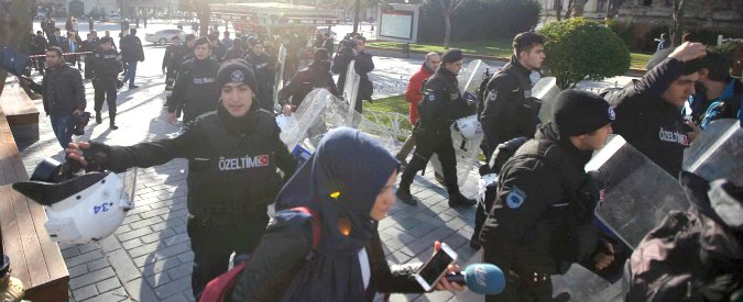 Copertina di Istanbul, esplosione a Sultanahmet: 10 morti, strage di turisti tedeschi. Governo: “Kamikaze saudita membro di Isis” (VIDEO – FOTO)