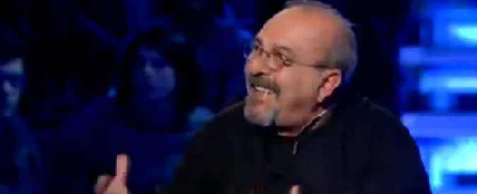 Copertina di Servizio Pubblico, Vauro dopo la strage di Charlie Hebdo: “Devo mostrarvi le palle? Vi mostro la fantasia”