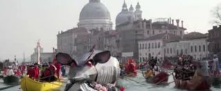 Copertina di Carnevale di Venezia 2016, corteo sull’acqua con 100 barche e migliaia di maschere sul Canal Grande