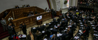 Copertina di Venezuela, il parlamento sfida Maduro: bocciato decreto emergenza economica. “Serve prestito da 40 miliardi di dollari”