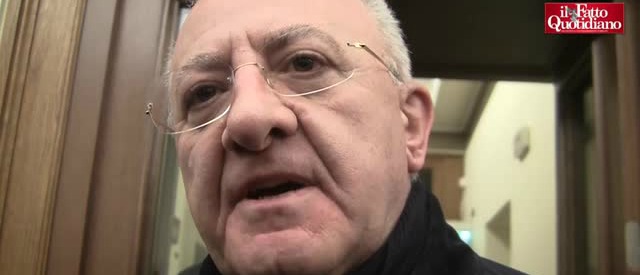 Copertina di Quarto, De Luca: “Basta patenti di moralità a 5 stelle. Capuozzo non deve dimettersi”