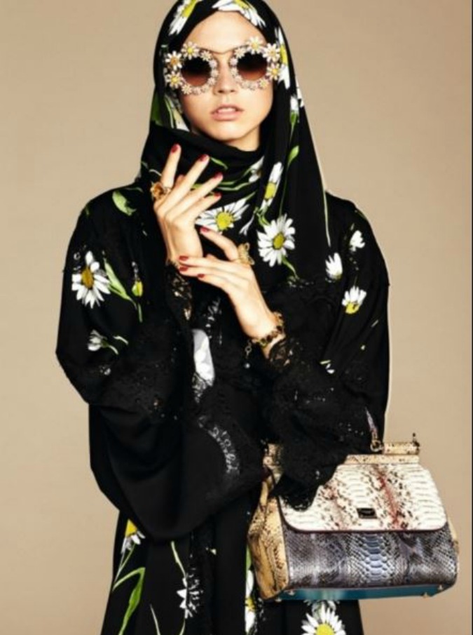 Dolce&Gabbana, ecco “Abaya” la prima collezione dedicata alle donne musulmane: velo e veste nera con pizzi e ricami