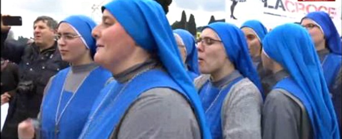 Copertina di Family day, balli e canti di gruppo: “Qui per difendere i nostri figli”