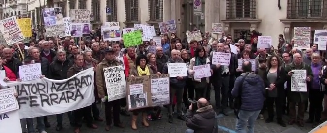 Copertina di Banche, manifestazione dell’associazione dei risparmiatori: “Siamo incazzatissimi. Chi sa parli”