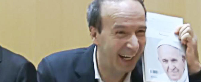 Copertina di Vaticano, Benigni show: “Papa Francesco? Grande rivoluzionario, l’uomo più grande del mondo”