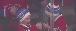 Copertina di Hockey, ogni sport è paese: bimbo impazzisce di gioia quando il campione gli regala il dischetto