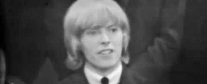 David Bowie, a 17 anni la sua prima apparizione televisiva: un’intervista sulla moda dei “capelloni”