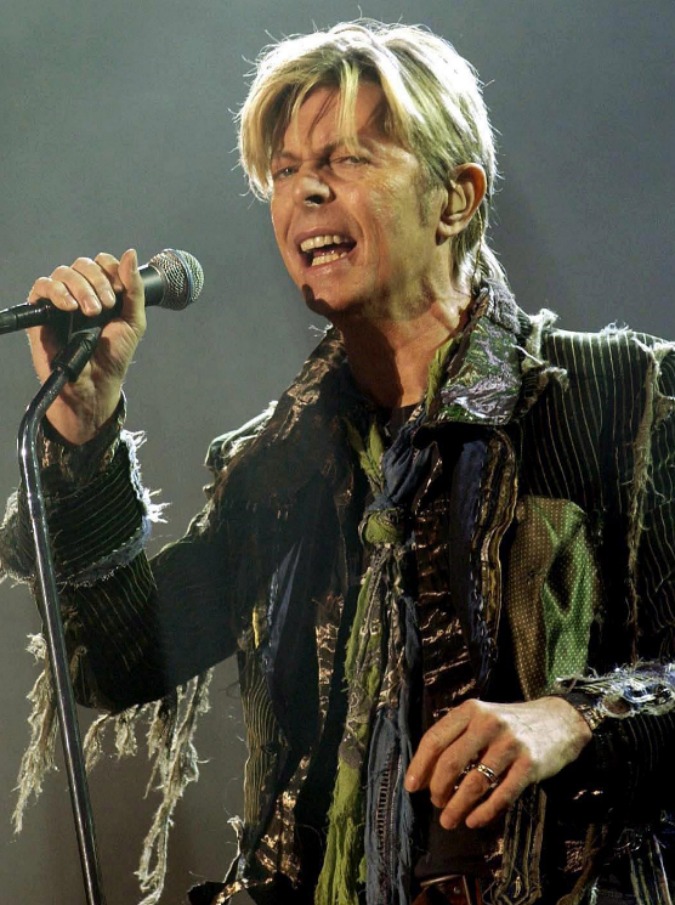 David Bowie, il testamento: “Le mie ceneri siano disperse a Bali”. Eredità milionaria divisa tra moglie e figli