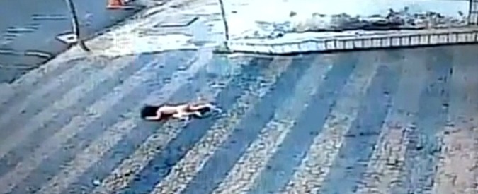 Copertina di Brasile, l’incredibile volo della bimba: cade dal secondo piano ma resta illesa