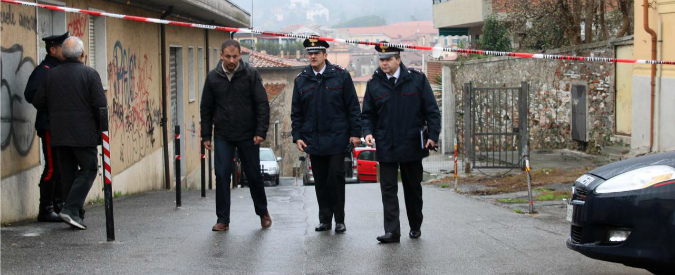 Copertina di Carrara, carabiniere ucciso davanti a casa. L’assassino: “Aveva arrestato i miei figli, mi sono vendicato”