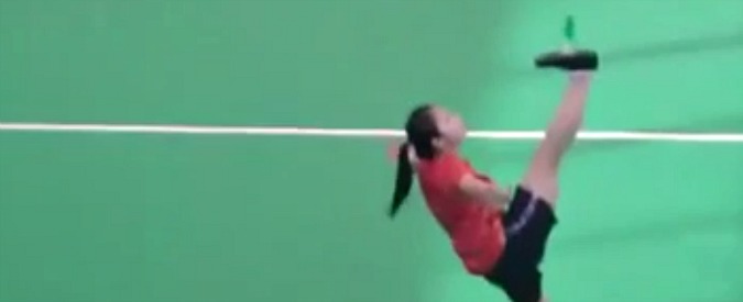 Copertina di Cina, ragazza-giocoliere manda la folla in visibilio con il volano da badminton