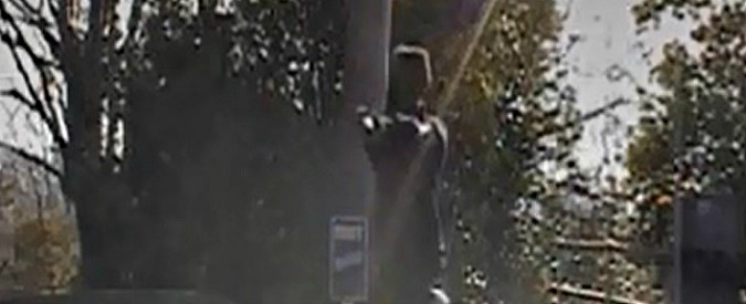 Copertina di Seattle, agente spara contro un sospettato che brandisce un coltello e gli implora: “Uccidimi”