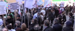 Copertina di Salva banche, la rabbia dei risparmiatori contro Consob: “Vegas a casa”. A Renzi: “Toscana sarà la tua fossa”