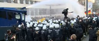 Copertina di Colonia, disordini fra manifestanti e polizia al corteo degli xenofobi di Pegida