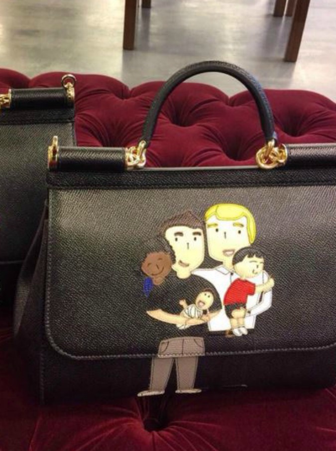 Dolce & Gabbana, famiglie gay su borse e t-shirt: Stefano posta le foto delle nuove creazioni su Instagram (FOTO)