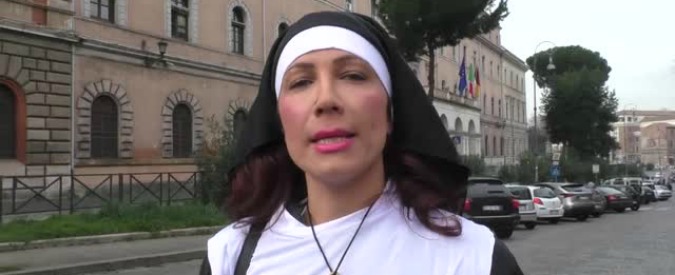 Copertina di Family day, Efe Bal vestita da suora: “Cacciata dal Circo massimo. Troppa ipocrisia”