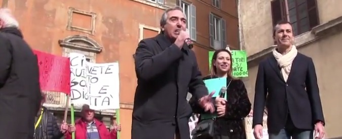 Copertina di Banche, Gasparri contestato dalla piazza. Lui: “I truffatori sono altri. La famiglia Boschi si è fottuta i soldi”