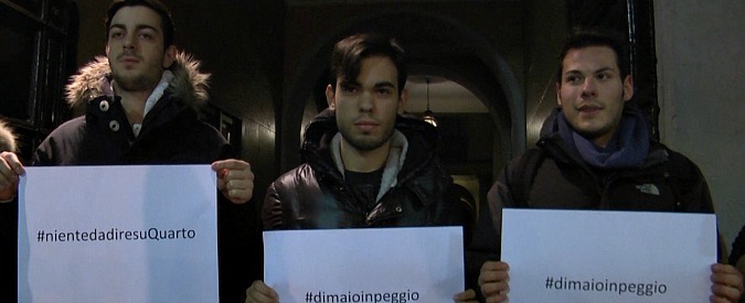 Copertina di Quarto, Giovani Dem protestano sotto la sede della Casaleggio: “Pecore nere in tutti i partiti”