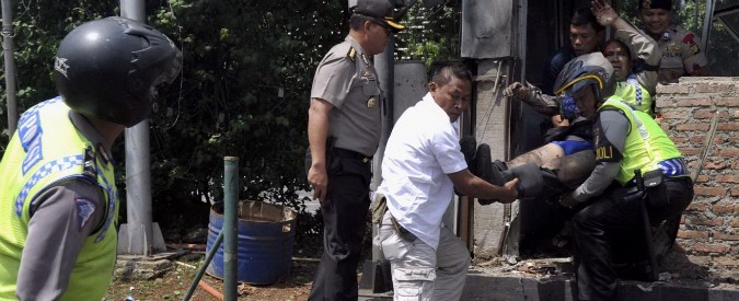 Copertina di Attentati Giacarta, esplosioni e spari: 7 morti. Widodo: “Terrorismo”. Media: “Opera di Isis “(Foto e video)