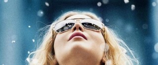 Copertina di Joy, Jennifer Lawrence ‘self made woman’ in un mondo di squali maschi: nel film di David O.Russell va in scena il sogno americano