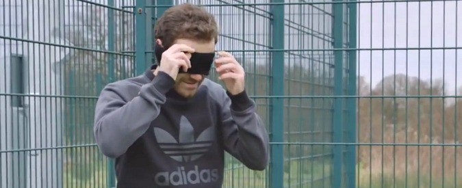 Copertina di Calcio, Juan Mata bendato segna da posizioni impossibili