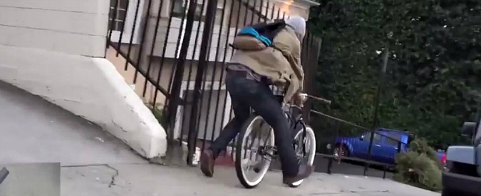 Rubava biciclette e monopattini per andare a firmare nella caserma dei carabinieri