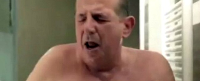 Giancarlo Magalli nudo nella doccia, la scena cult che segna il ritorno dell’ispettore Coliandro