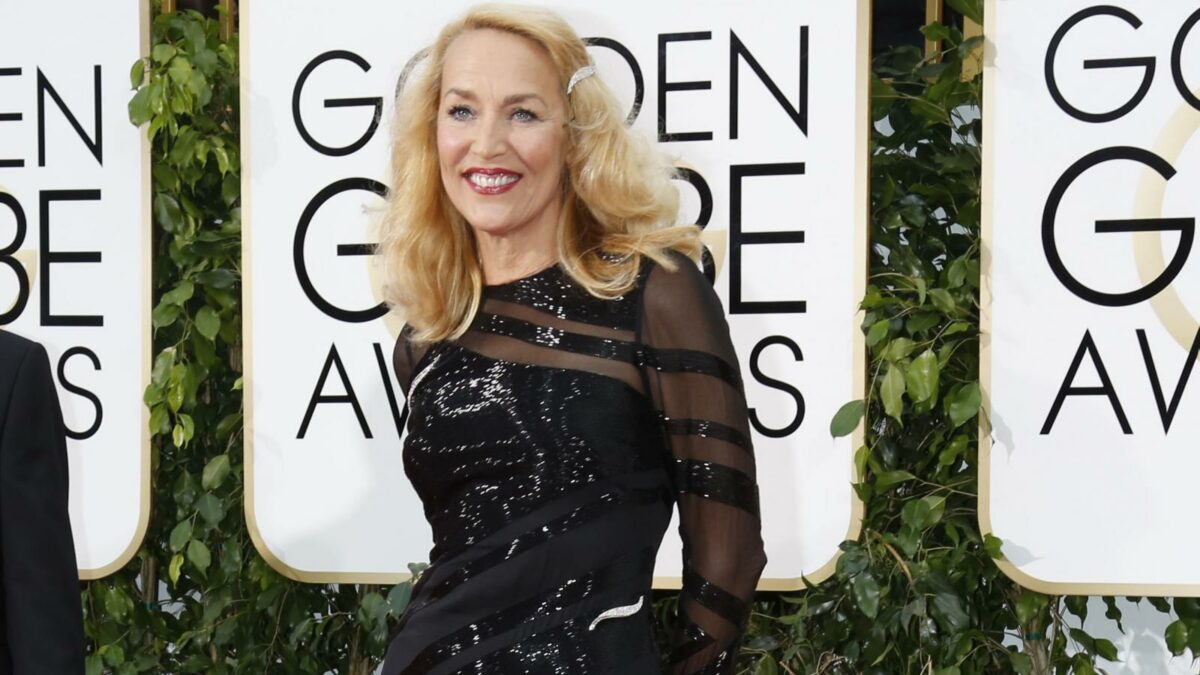 “Prima lavoravo, ero sempre impegnata. Quattro figli, una carriera a tempo pieno. Adesso non mi occupo più di nessuno se non di me stessa. È bellissimo, molto egoista e rilassante”: così Jerry Hall