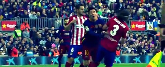 Copertina di Calcio, fallaccio di Felipe Luis su Lionel Messi. Entrata a gamba tesa: rosso diretto