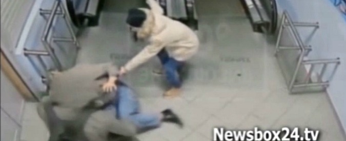 Copertina di Mosca, ragazzine rubano borsa a clochard e lo massacrano a colpi di cacciavite