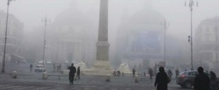 Copertina di Roma, si sveglia nella #nebbia. Ironia sui social: “Ecco a voi il modello Milano”