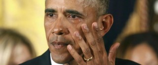 Copertina di Stretta su armi in Usa, Obama in lacrime: “Basta, troppe sparatorie. Oltre 30mila morti l’anno”