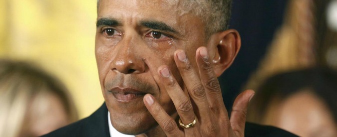 Stretta su armi in Usa, Obama in lacrime: “Basta, troppe sparatorie. Oltre 30mila morti l’anno”