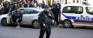 Copertina di Parigi, l’uomo ucciso davanti al commissariato già espulso nel 2013. Giallo sull’identità